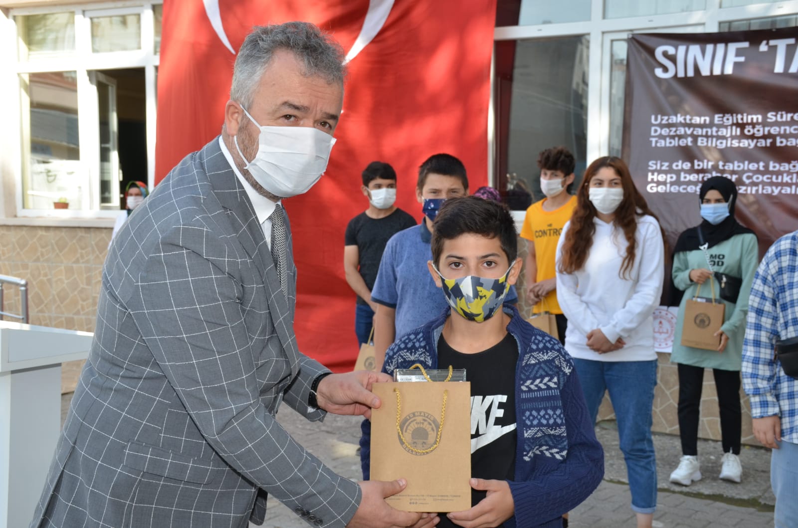 19 Mayıs Belediyesinden 300 Öğrenciye Tablet.