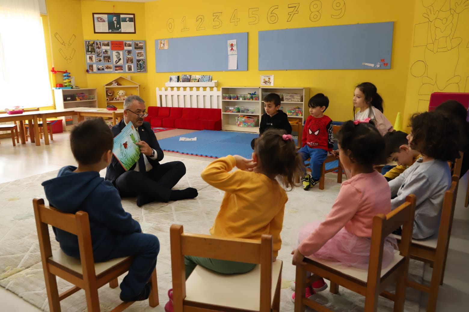 Başkan Topaloğlu Miniklerle Kitap Okudu.