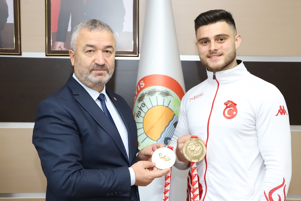 Bilek Güreşi Şampiyonu Başkan Topaloğlu’nu Ziyaret Etti.