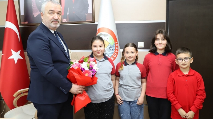 23 Nisan Ulusal Egemenlik ve Çocuk Bayramı Dolayısıyla Başkanlık Makamını Öğrencimiz Aysu Naz Eroğlu 'na Devrettik.