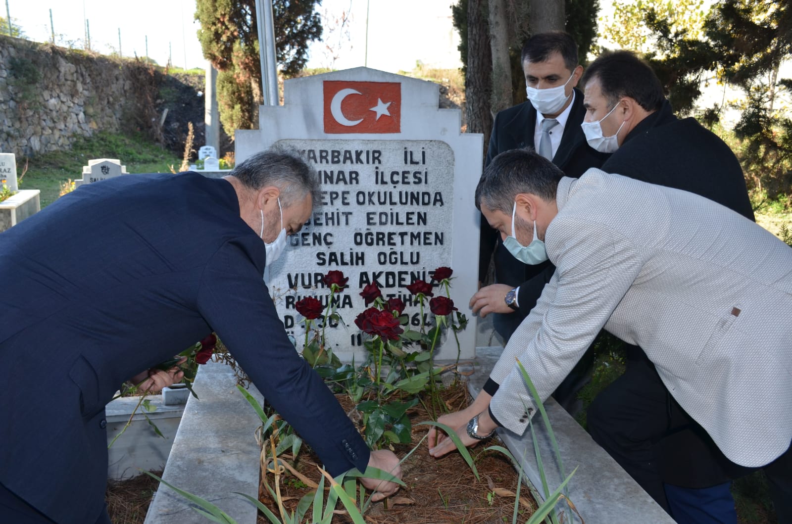 Başkan Topaloğlu Şehit Öğretmen Vural Akdeniz’i Kabri Başında Andı.